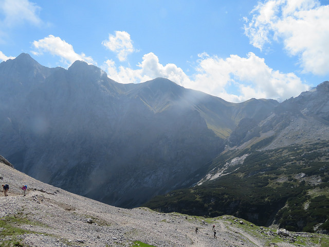 Zugsmoitze mountain, a stony path heading down into the valley